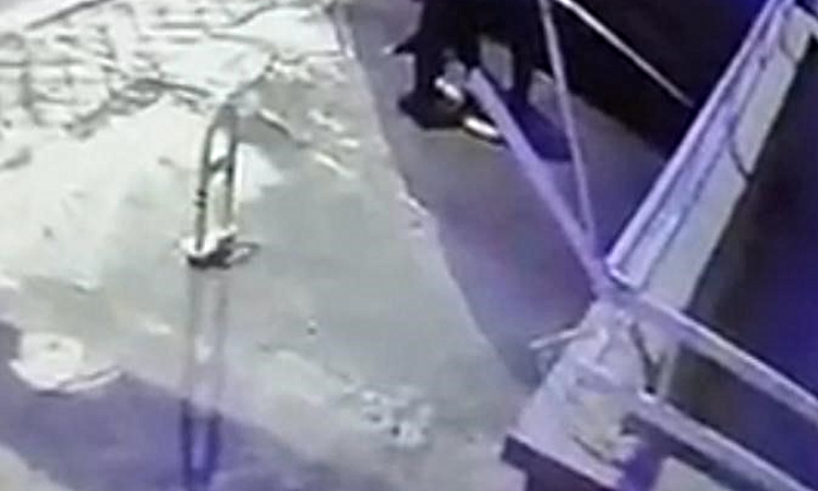 Gündemden Son Bilgiler: Ankara Sincan'da otopark bariyerini söken şüpheli güvenlik kamerasına yansıdı ve Merak
