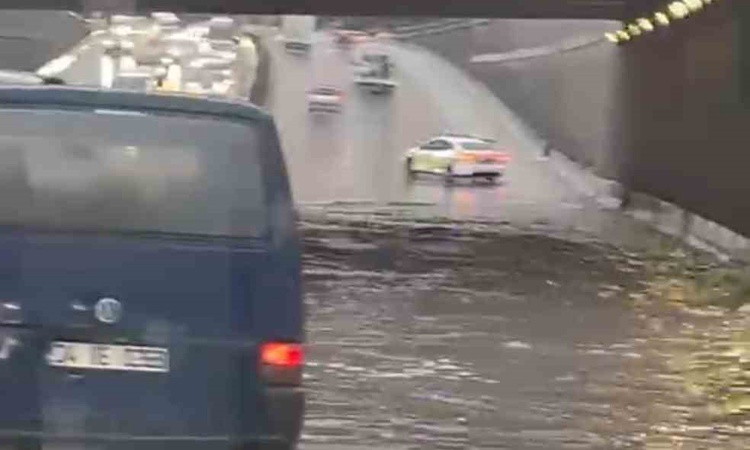 Gündemden Son Bilgiler: Ankara Yenimahalle'de sağanak sonrası alt geçitte trafik durma noktasına geldi | İşte
