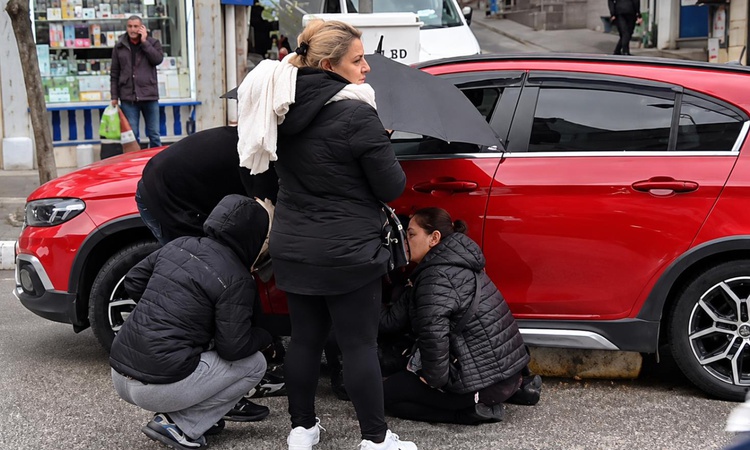 Gündemden Son Bilgiler: Anne ile kızına otomobil çarptı! Çevredekilerin yaptığı takdir topladı | İşte Tüm Ayrı