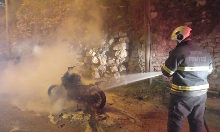 Gündemden Son Bilgiler: Antakya Aydınlıkevler'de motosiklet yangını itfaiye ekiplerince kontrol altına alındı