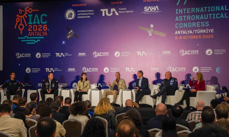 Gündemden Son Bilgiler: Antalya'daki Uzay Kongresi'nde astronotlar, uzay enkazı ve radyasyon risklerini tartış
