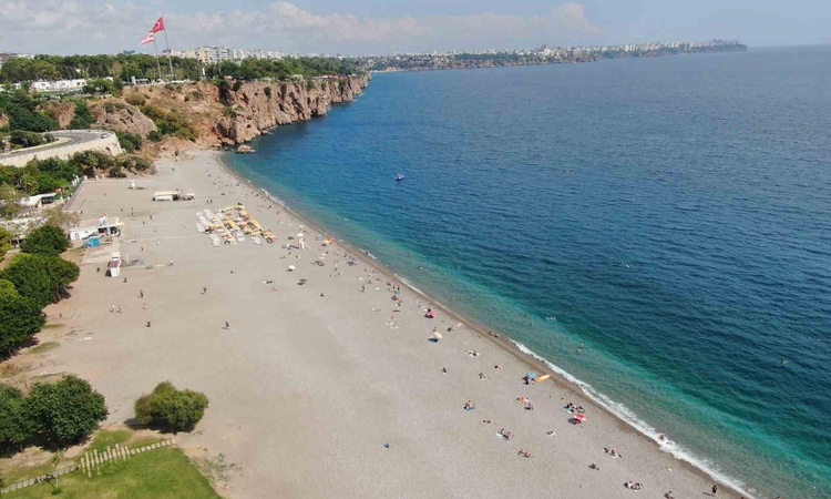 Gündemden Son Bilgiler: Antalya'da eylül sonunda 28 derecede sahiller yazdan kalma görüntülere sahne oldu