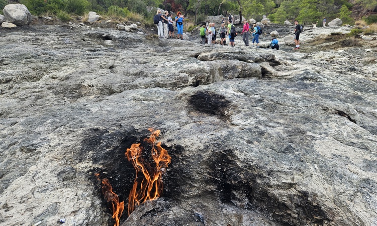 Gündemden Son Bilgiler: Antalya Kemer'de Yanartaş'ın bazı ateş çıkışları söndü, alevler sürüyor