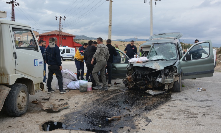 Gündemden Son Bilgiler: Antalya Korkuteli'de kamyonetle ticari araç çarpıştı, Meryem Kuzan öldü, 2 yaralı