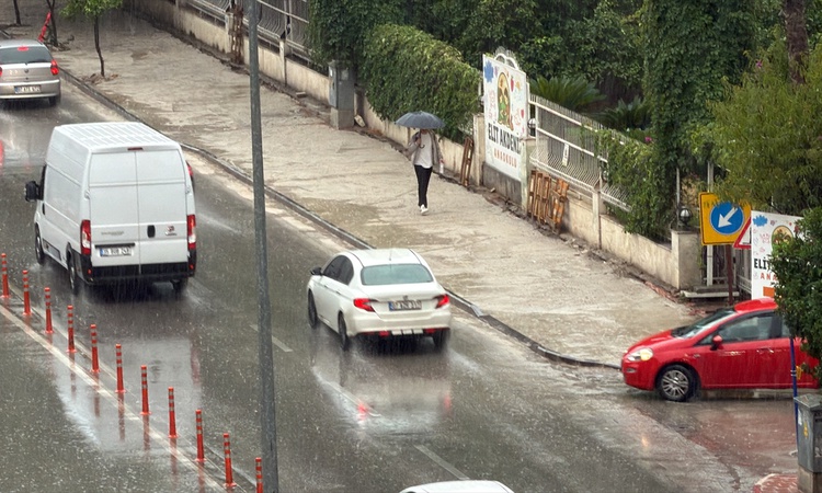 Gündemden Son Bilgiler: Antalya'da sağanak yaşamı aksattı, Valilik kuvvetli yağış için uyardı