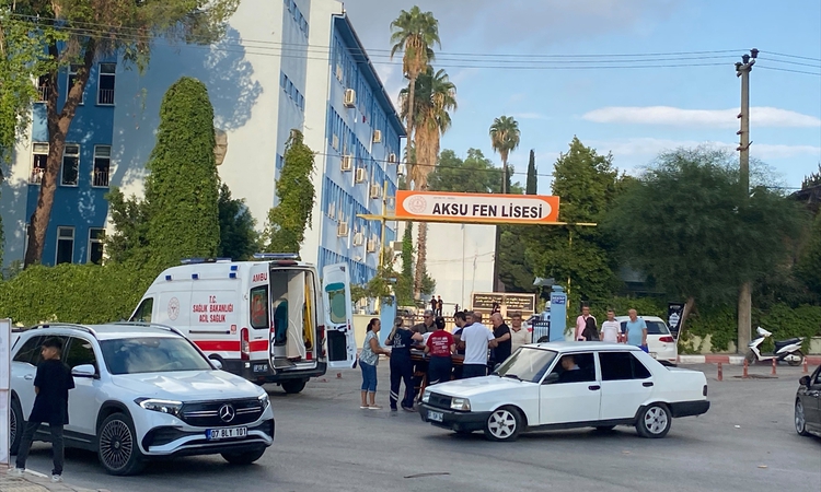 Gündemden Son Bilgiler: Antalya'da trafik kazasında yaralanan genç kıza ilk müdahaleyi Rektör Özkan yaptı | İş