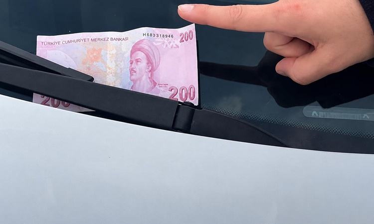 Gündemden Son Bilgiler: Arabanızın camında 200 TL gördüyseniz sakın almayın - Son Dakika Bilgileri