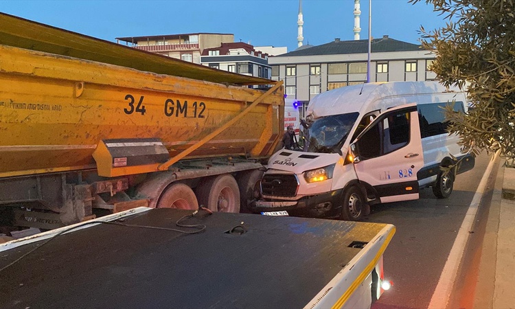 Gündemden Son Bilgiler: Arnavutköy'de işçi servisi park halindeki hafriyat kamyonuna çarptı, 9 kişi yaralandı
