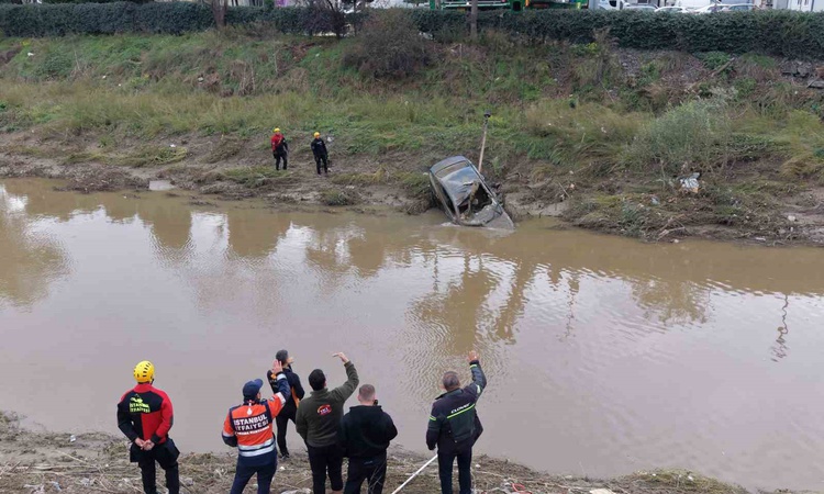 Gündemden Son Bilgiler: Ayazağa'da sele kapılan otomobil Cendere Deresi'nden itfaiye ekiplerince çıkarıldı ve