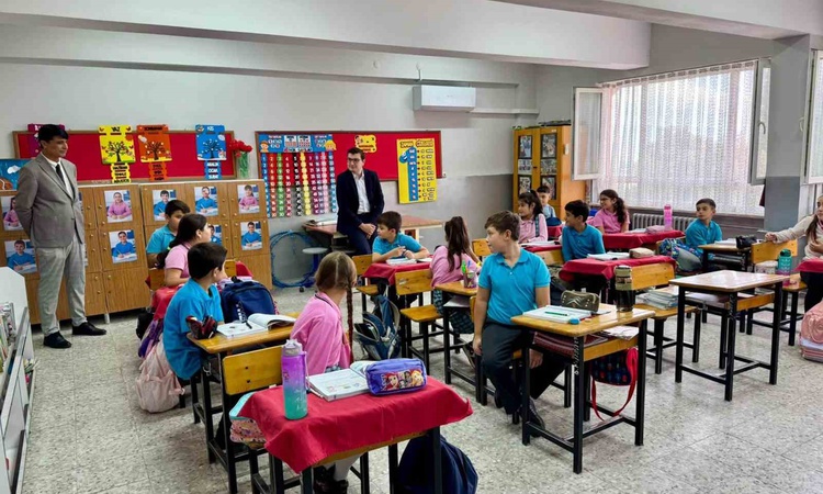 Gündemden Son Bilgiler: Aydın Bozdoğan'da Kaymakam Sözen, Haydere İlkokulu ve Ortaokulu'nu ziyaret etti ve Mer