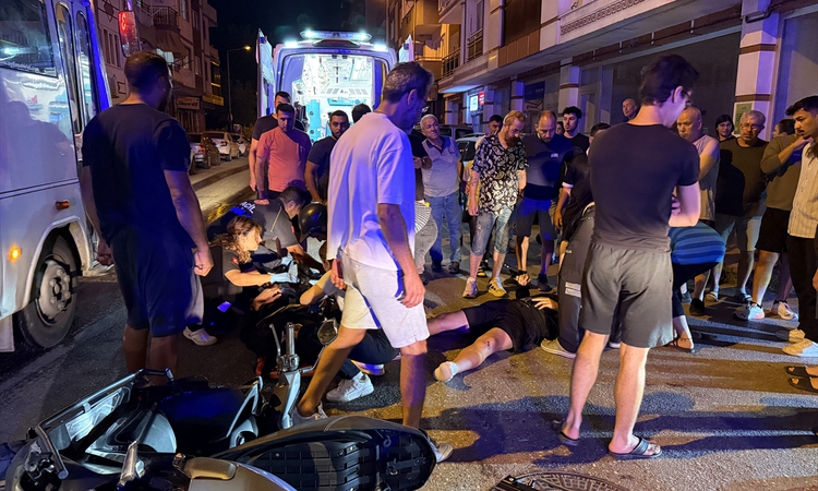 Gündemden Son Bilgiler: Aydın Efeler'de kamyonetle çarpışan motosikletteki yaralı 2 kişi hastaneye kaldırıldı: