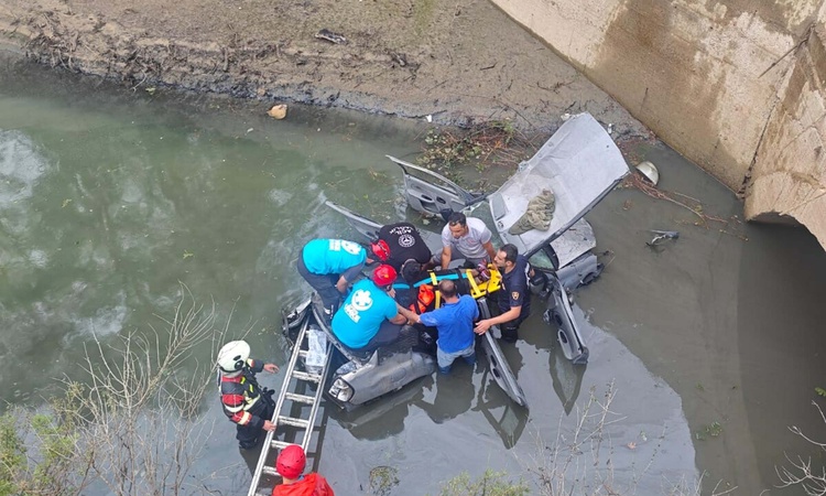 Gündemden Son Bilgiler: Aydın Karacasu'da otomobil su tahliye kanalına uçtu, Ünal Özcan ile eşi yaralandı | İş