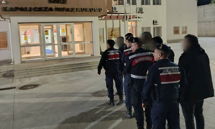 Gündemden Son Bilgiler: Aydın Kuşadası'nda 20 düzensiz göçmen yakalandı, 5 organizatör hakkında tutuklama kara
