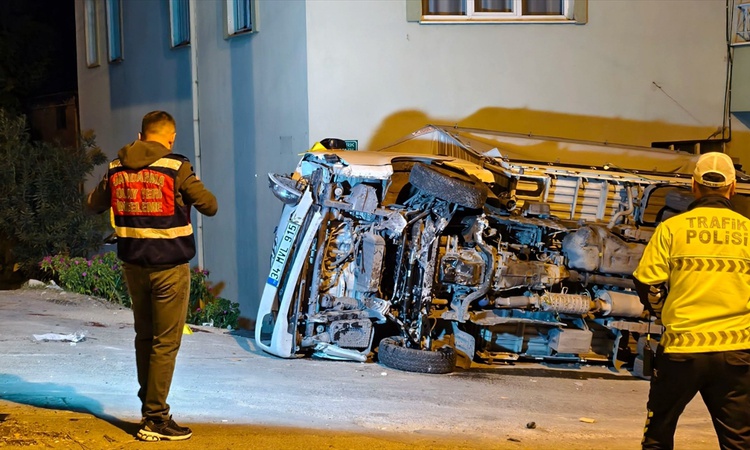 Gündemden Son Bilgiler: Aydın Nazilli'de kamyonet devrildi, sürücü yaşamını yitirdi, 1 kişi yaralandı ve Merak