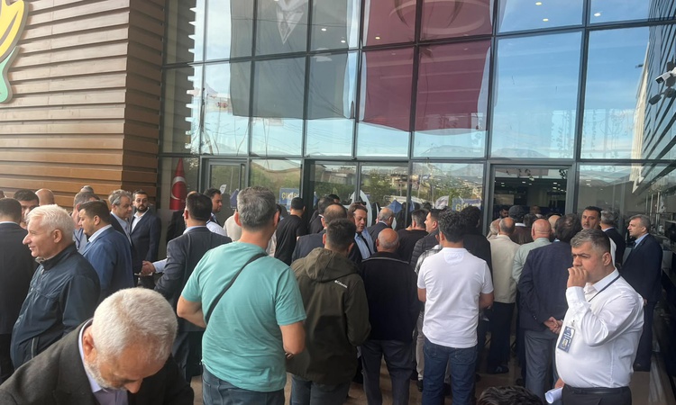 Gündemden Son Bilgiler: Aydın Nazilli'de Ticaret Odası seçimi öncesi arbede polis müdahalesiyle sona erdi