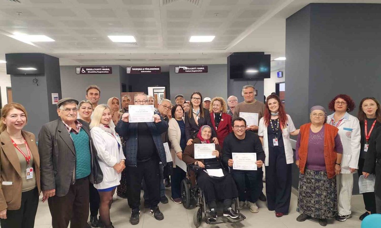 Gündemden Son Bilgiler: Aydın Şehir Hastanesi Diyabet Okulu'nu tamamlayan 18 hasta sertifika aldı