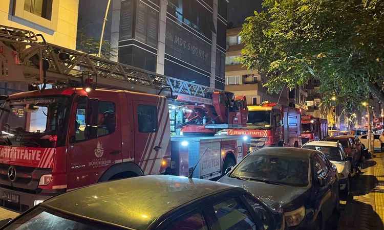 Gündemden Son Bilgiler: Bahçelievler'de 6 katlı apart otelde çıkan yangın kimse yaralanmadan söndürüldü