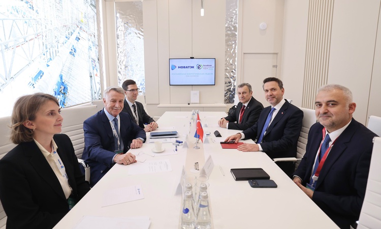 Gündemden Son Bilgiler: Bakan Bayraktar, Novatek Yönetim Kurulu Başkanı Mikhelson'la LNG iş birliğini görüştü