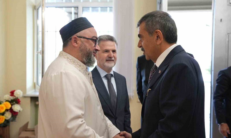 Gündemden Son Bilgiler: Bakan Tekin, Tiflis'te Gürcistan Müslümanları İdaresi'ni ziyaret etti, cuma kıldı