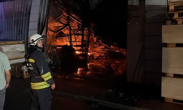 Gündemden Son Bilgiler: Baksan Sanayi'de yangın kontrol altına alındı ve Merak Edilenler