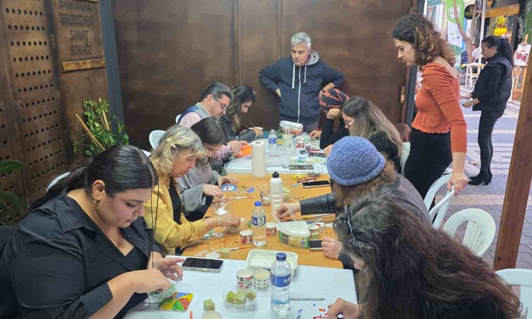 Gündemden Son Bilgiler: Balıkesir Bandırma'da cam mozaik atölyesinde katılımcılar kendi eserlerini üretti: Gel