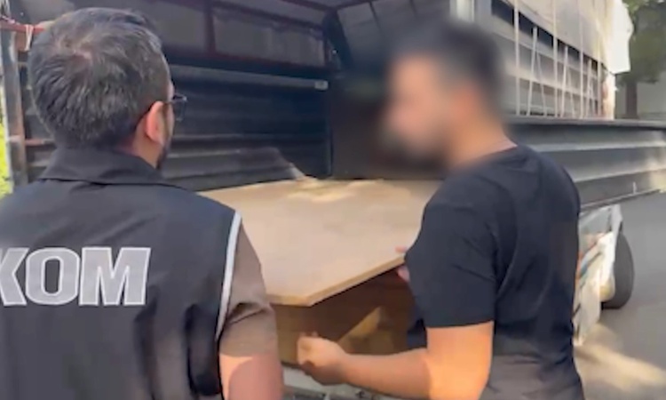Gündemden Son Bilgiler: Batman'da araçta gizli bölmeye zulalanmış 18 bin 380 paket kaçak sigara ele geçirildi