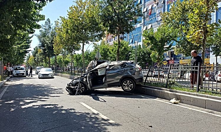 Gündemden Son Bilgiler: Batman'da Turgut Özal Bulvarı'nda SUV, hafif ticari araçla çarpıştı; 1 kişi yaralandı