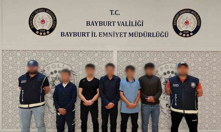 Gündemden Son Bilgiler: Bayburt'ta Göçmen Kaçakçılığı Operasyonu: 5 Göçmen Yakalandı, 2 Şüpheli Gözaltında ve