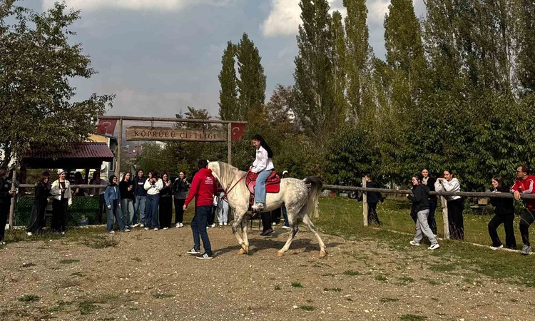 Gündemden Son Bilgiler: Bayburt'ta lise öğrencileri bağımlılıkla mücadele etkinliğinde ok atıp ata bindi: Geli