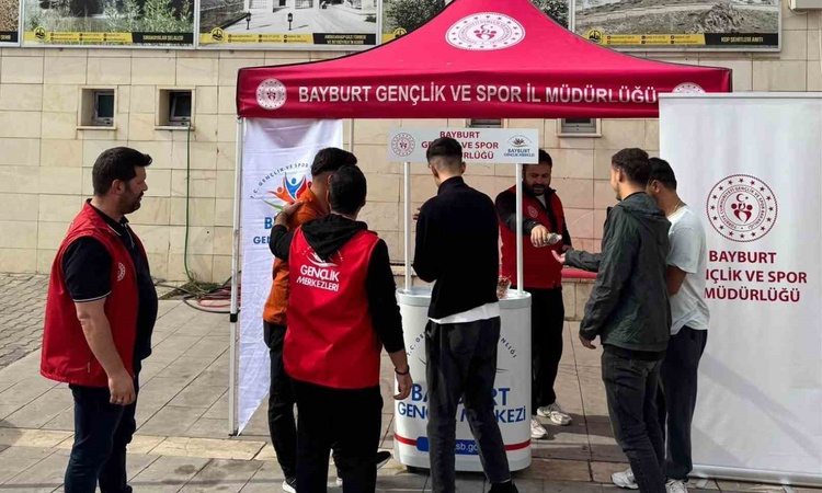 Gündemden Son Bilgiler: Bayburt'ta üniversite öğrencileri Gençlik Merkezi ve Yeşilay stantlarında karşılandı v