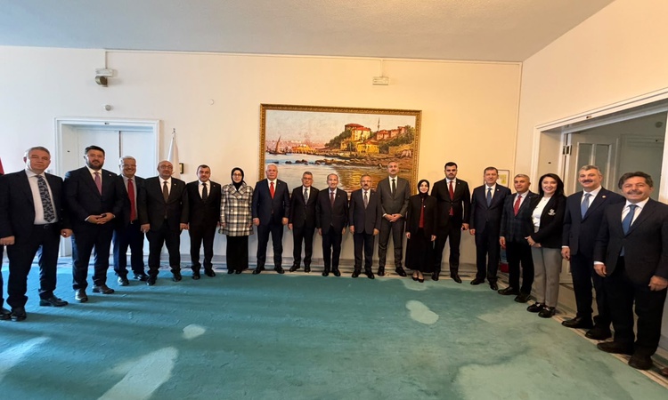 Gündemden Son Bilgiler: Bekir Bozdağ, sağlık sebebiyle istifa sonrası AK Parti grup toplantısına katıldı ve Me