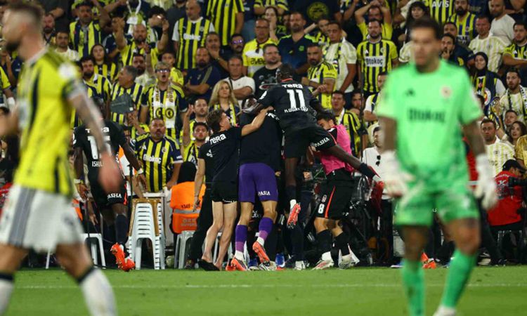 Gündemden Son Bilgiler: Beşiktaş'tan derbide 2-1, puan 9: Gelişmeler Takip Ediliyor