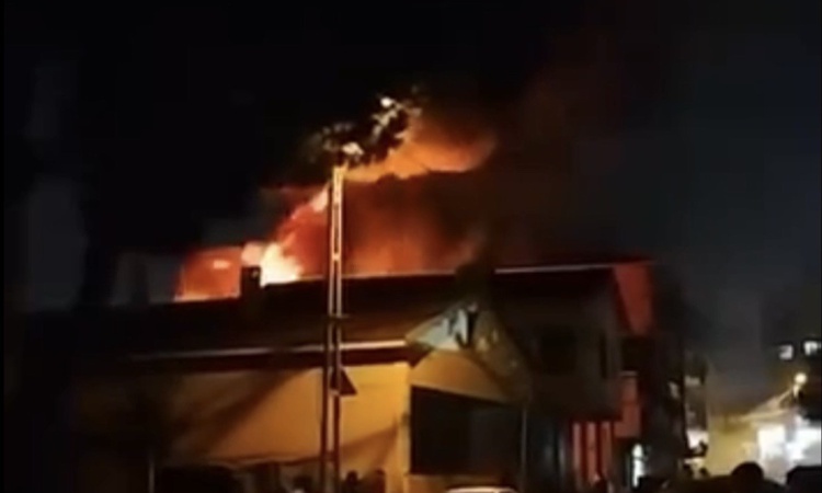 Gündemden Son Bilgiler: Beykoz'da kulübe yangını 2 binaya sıçradı, 1 otomobil ve 1 minibüs kullanılamaz oldu v