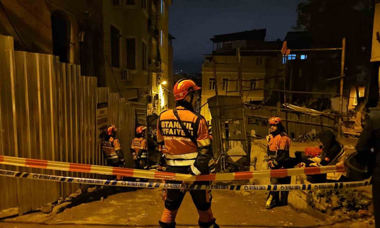 Gündemden Son Bilgiler: Beyoğlu'nda çöken 5 katlı metruk binada yapılan aramada can kaybı yaşanmadı ve Merak E
