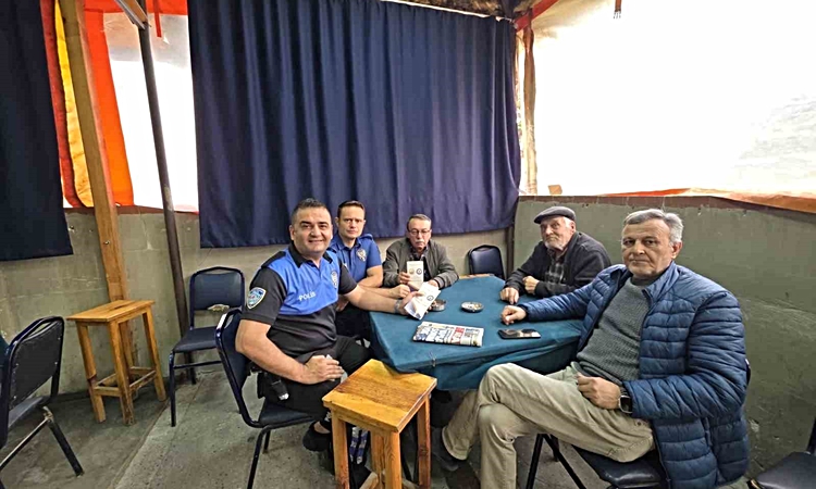 Gündemden Son Bilgiler: Bilecik Bozüyük'te polis, kıraathanelerde 42 vatandaşa güvenlik broşürü dağıttı: Geliş