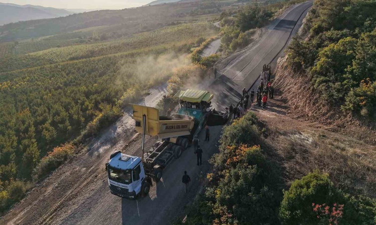 Gündemden Son Bilgiler: Bilecik Osmaneli'de 3 köyü bağlayan yolun 8 kilometresinde asfalt serimi resmen start