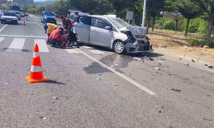 Gündemden Son Bilgiler: Bilecik Pazaryeri'nde iki otomobilin çarpıştığı kazada 7 kişi yaralandı ve Merak Edile