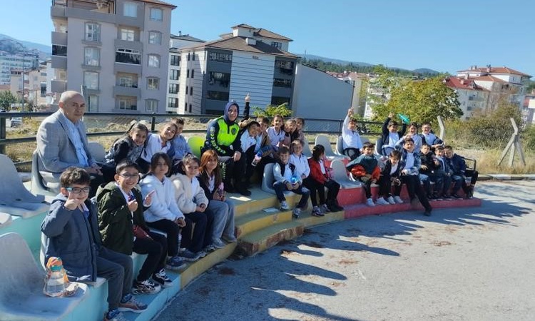Gündemden Son Bilgiler: Bilecik'te ilkokul öğrencileri Trafik Eğitim Parkı'nda uygulamalı trafik eğitimi aldı: