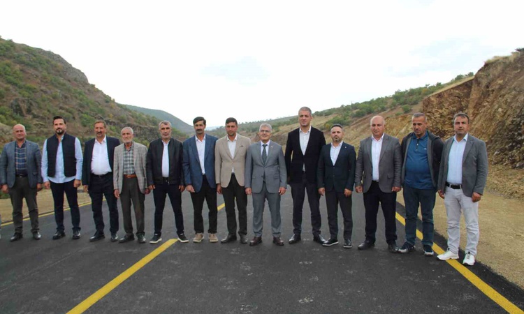 Gündemden Son Bilgiler: Bingöl'de Yukarı Çavuşlar köyünün 7,5 kilometrelik yolu sıcak asfaltla yenilendi ve Me