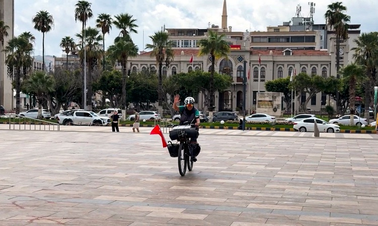 Gündemden Son Bilgiler: Bisikletli Serpil Yavuz, Türkiye turunda 75'inci şehir İskenderun'a ulaştı ve Merak Ed