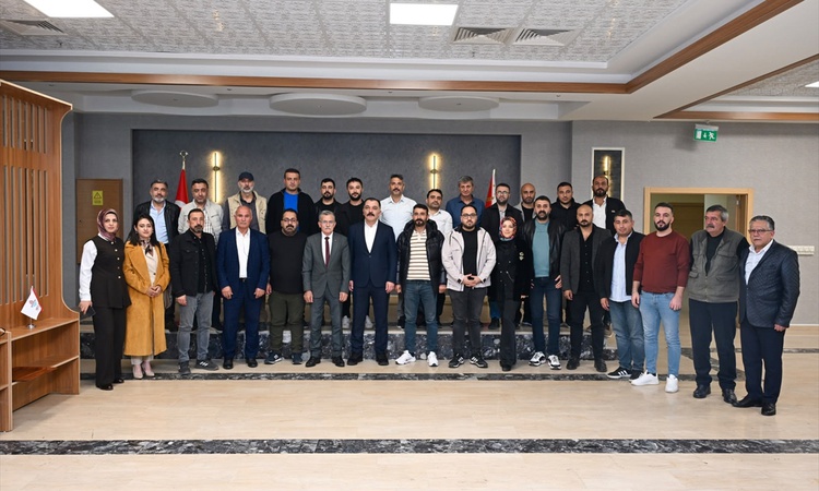 Gündemden Son Bilgiler: Bitlis İl Emniyet Müdürü Ataman, gazetecilerin Dünya Gazeteciler Günü'nü kutladı | İşt