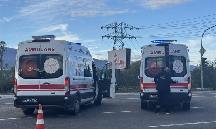 Gündemden Son Bilgiler: Bolu'da D-100'de motosikletle hafif ticari araç çarpıştı, 2 kişi yaralandı ve Merak Ed