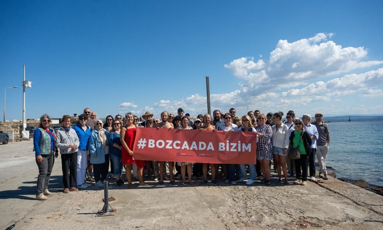 Gündemden Son Bilgiler: Bozcaada Bizim Hareketi gönüllüleri denize girip rıhtım projesine ÇED yanıtı istedi -