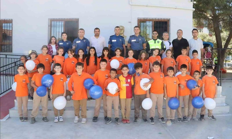 Gündemden Son Bilgiler: Buldan'da polis, lösemiyi yenen Talha'ya Galatasaray forması hediye etti - Son Dakika
