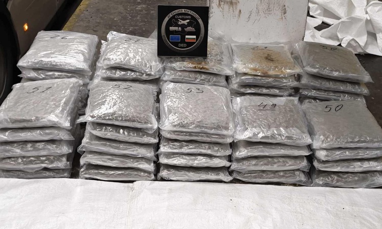 Gündemden Son Bilgiler: Bulgaristan'da Türk plakalı tırda 57 kilo 40 gram esrar ele geçirildi