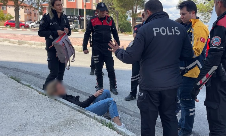 Gündemden Son Bilgiler: Burdur'da araçların önüne atlayan Ukrayna uyruklu kadın polise tekme atmaya çalıştı