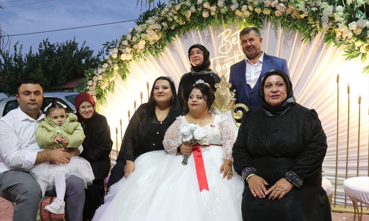 Gündemden Son Bilgiler: Burdur'da Down sendromlu Elif Aldemir, temsili düğünle unutamayacağı günü yaşadı - Son