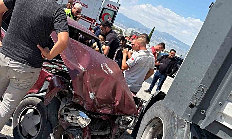 Gündemden Son Bilgiler: Burdur'da otomobil ile tırın çarpıştığı kazada otomobildeki 2 kişi yaralandı