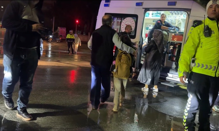 Gündemden Son Bilgiler: Burdur'da otomobille çarpışan öğrenci servisinde 12 öğrenci hafif yaralandı - Son Daki