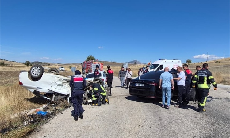 Gündemden Son Bilgiler: Burdur Yeşilova'da Orhanlı köyü yolunda 3 araç çarpıştı, 1 kişi öldü 4 kişi yaralandı